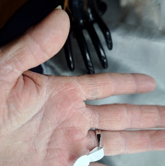 Elegant Blue Heart Ring - Picture 4 of 5